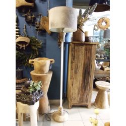 Lampa podłogowa na metalowej postawie z kwiatowym abażurem 159cm